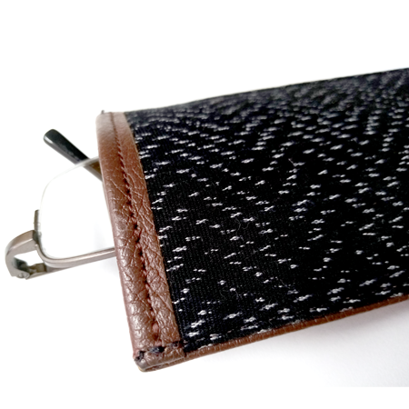 estuche de lentes piel cafe detalle con rebozo negro