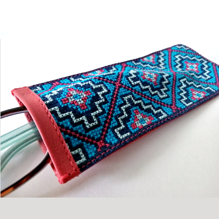estuche de lentes rojo bordado La Artesaneria Mexico