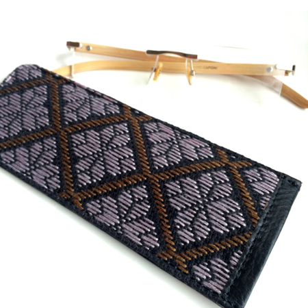 estuche lentes de piel negra y bordado La Artesaneria Mexico