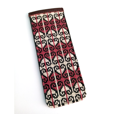 estuche lentes de piel negra y bordado rojo con blanco La Artesaneria Mexico